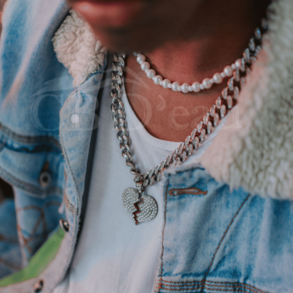 Collier Homme avec Logo CBD : Un Accessoire de Style et de Signification